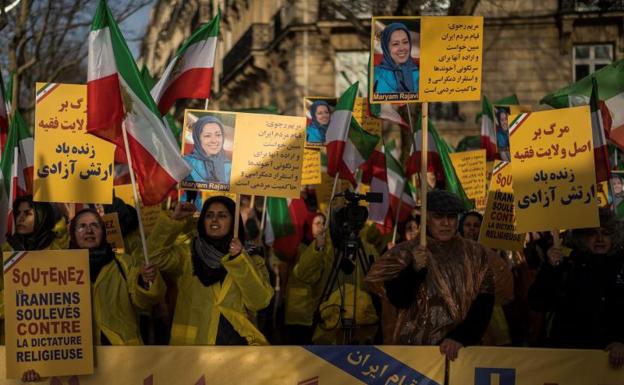 Decenas de personas participan en una protesta contra de la represión violenta de las manifestaciones populares por parte del gobierno de Irán.
