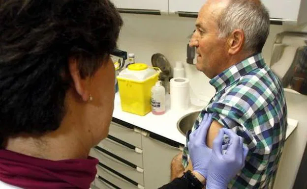 Un hombre se vacuna contra la gripe