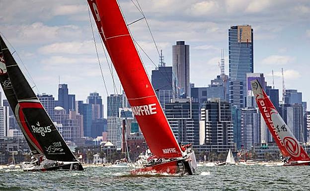 El 'Mapfre' lucha contra el 'Dongfeng' durante la Volvo Ocean Race. 