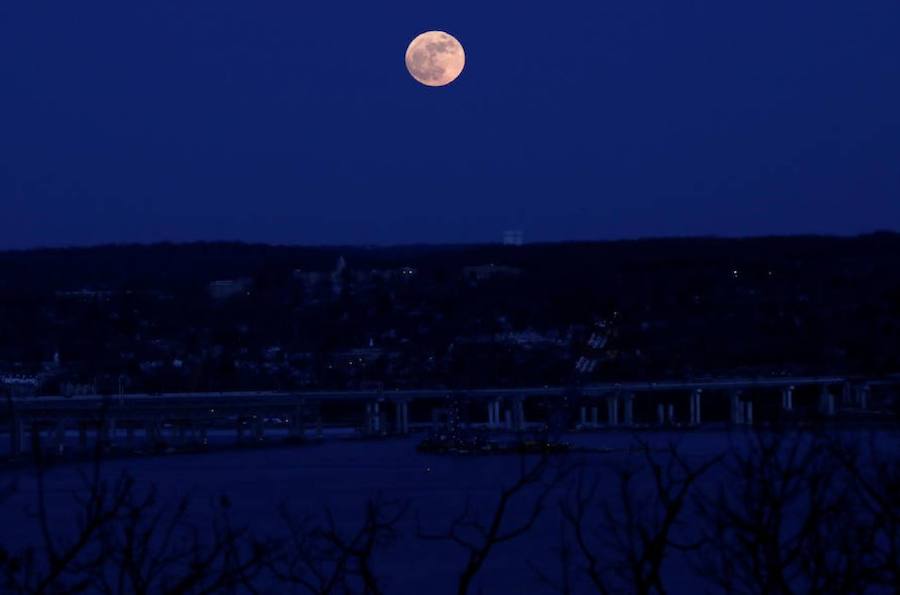 El año 2018 ha empezado con un regalo para los amantes de la astronomía: la llamada superluna, El 3 de diciembre pudimos disfrutar de la superluna de 2017, la más grande y brillante del año. La luna del 2 de enero es la segunda superluna de una serie de tres que la NASA ha llamado Trilogía de superlunas. La tercera de ellas será el 31 de enero. Además, este año podremos ver otra, el próximo 22 de diciembre.