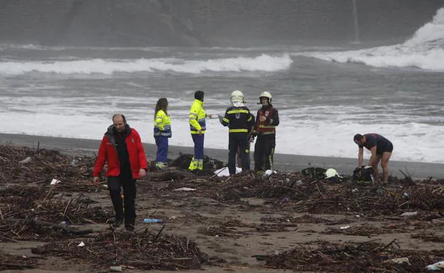 Rescate de los cadáveres en la playa de Ondarbeltz y el espigón en el que fueron arrollados por una ola los dos fallecidos. 