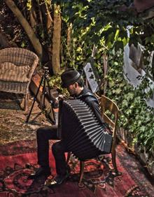 Imagen secundaria 2 - Diferentes planos de Gorka Hermosa tocando su instrumento favorito.