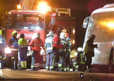 Imagen secundaria 1 - Los bomberos y servicios de emegencia en el lugar del accidente.