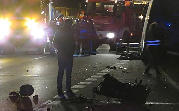 Imagen principal - Los bomberos y servicios de emegencia en el lugar del accidente.