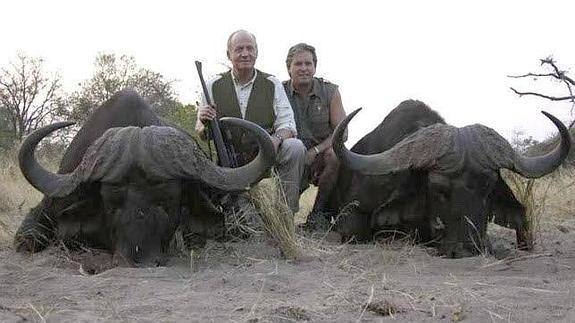 Botsuana fue el momento más complicado del reinado de don Juan Carlos. Unas vacaciones privadas en Botsuana para cazar elefantes se convirtieron en una pesadilla para la Monarquía. Año 2012.