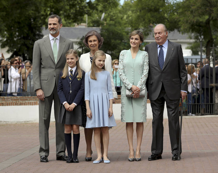 Los Reyes Felipe y Letizia, junto a sus hijas, la infanta Sofía y la Princesa Leonor, y los reyes eméritos Juan Carlos y Sofía, posan a la salida de la parroquia de la Asunción de Nuestra Señora, en el madrileño barrio de Aravaca, tras la primera comunión de la infanta Sofía. Año 2017.