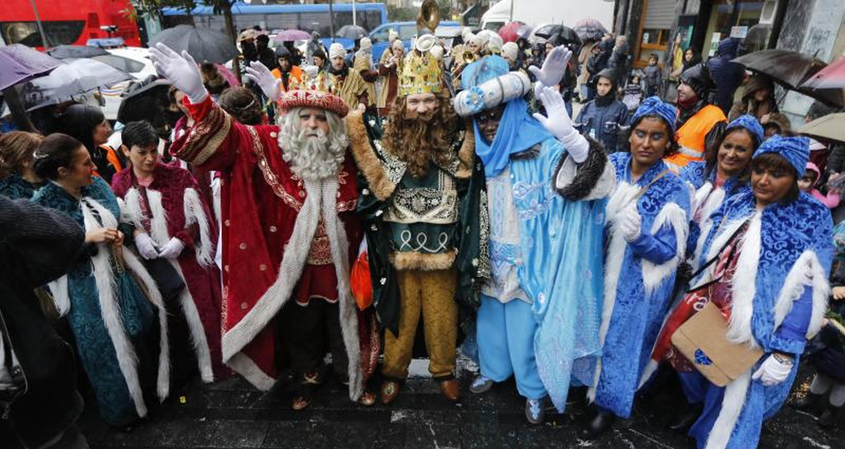 Los Reyes Magos han llegado este año por el río Urumea. Tras visitar el mercado navideño han iniciado una gira por los barrios, comenzando por Gros y sin dejarse el Hospital Donostia.