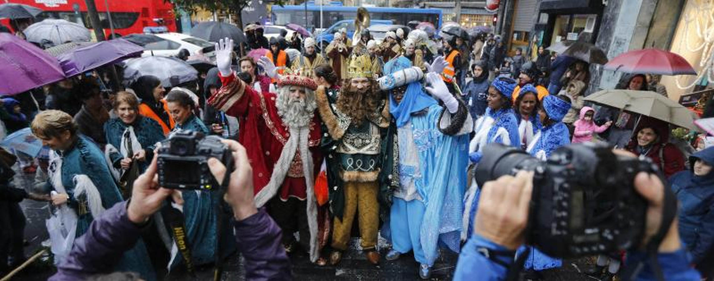 Los Reyes Magos han llegado este año por el río Urumea. Tras visitar el mercado navideño han iniciado una gira por los barrios, comenzando por Gros y sin dejarse el Hospital Donostia.