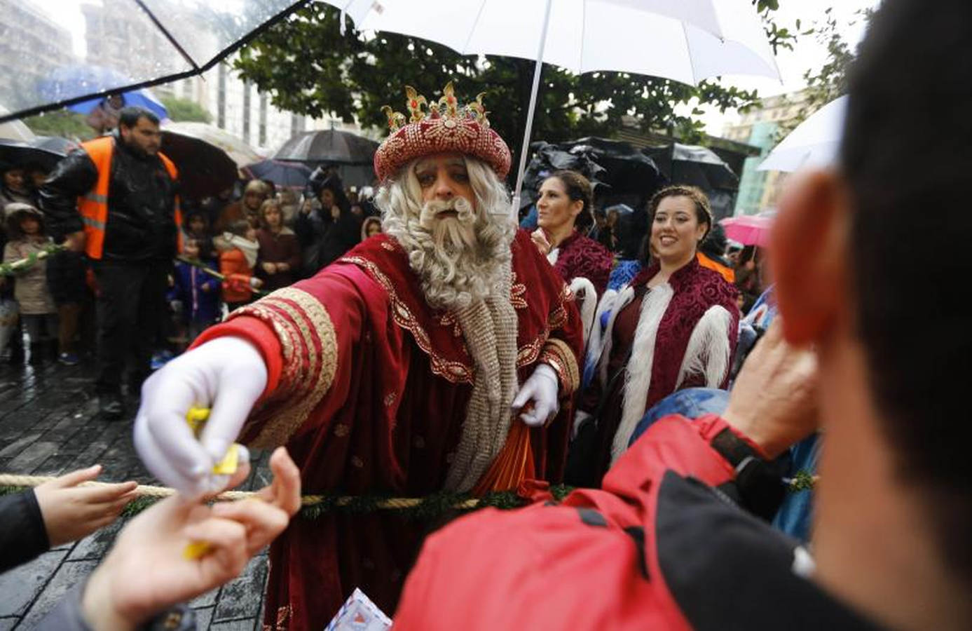 Los Reyes Magos han llegado este año por el río Urumea. Tras visitar el mercado navideño han iniciado una gira por los barrios, comenzando por Gros y sin dejarse el Hospital Donostia.