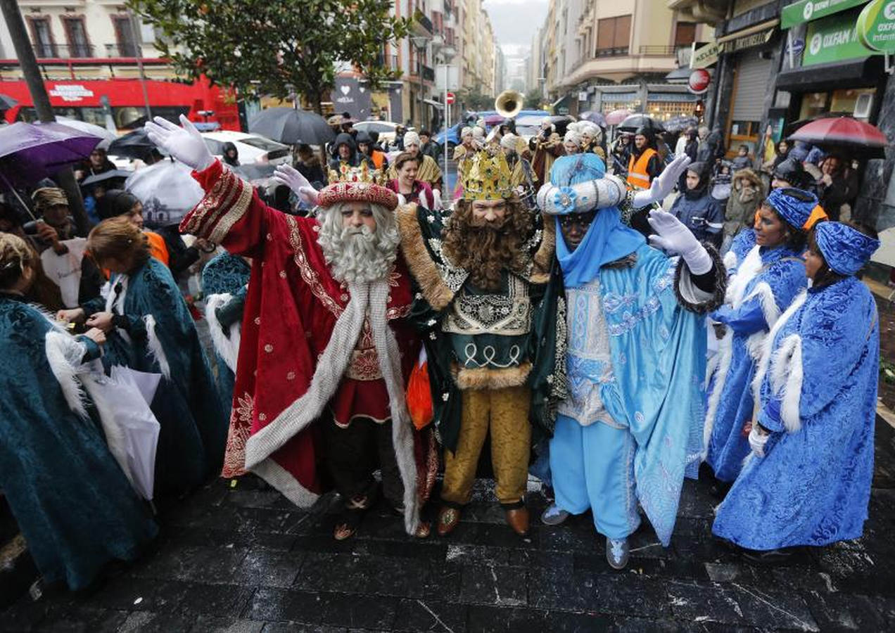 Los Reyes Magos han llegado este año por el río Urumea. Tras visitar el mercado navideño han iniciado una gira por los barrios, comenzando por Gros y sin dejarse el Hospital Donostia.