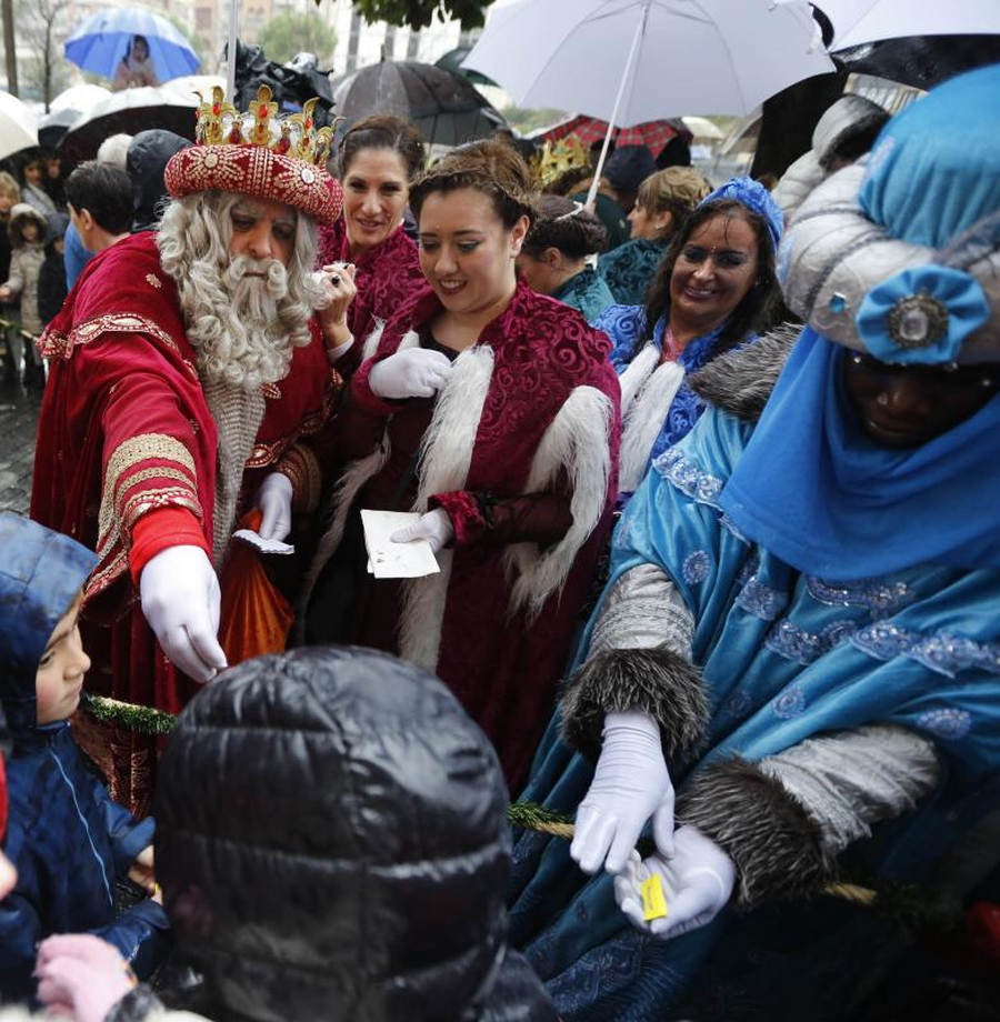 Los Reyes Magos han llegado este año por el río Urumea. Tras visitar el mercado navideño han iniciado una gira por los barrios, comenzando por Gros y sin dejarse el Hospital Donostia.