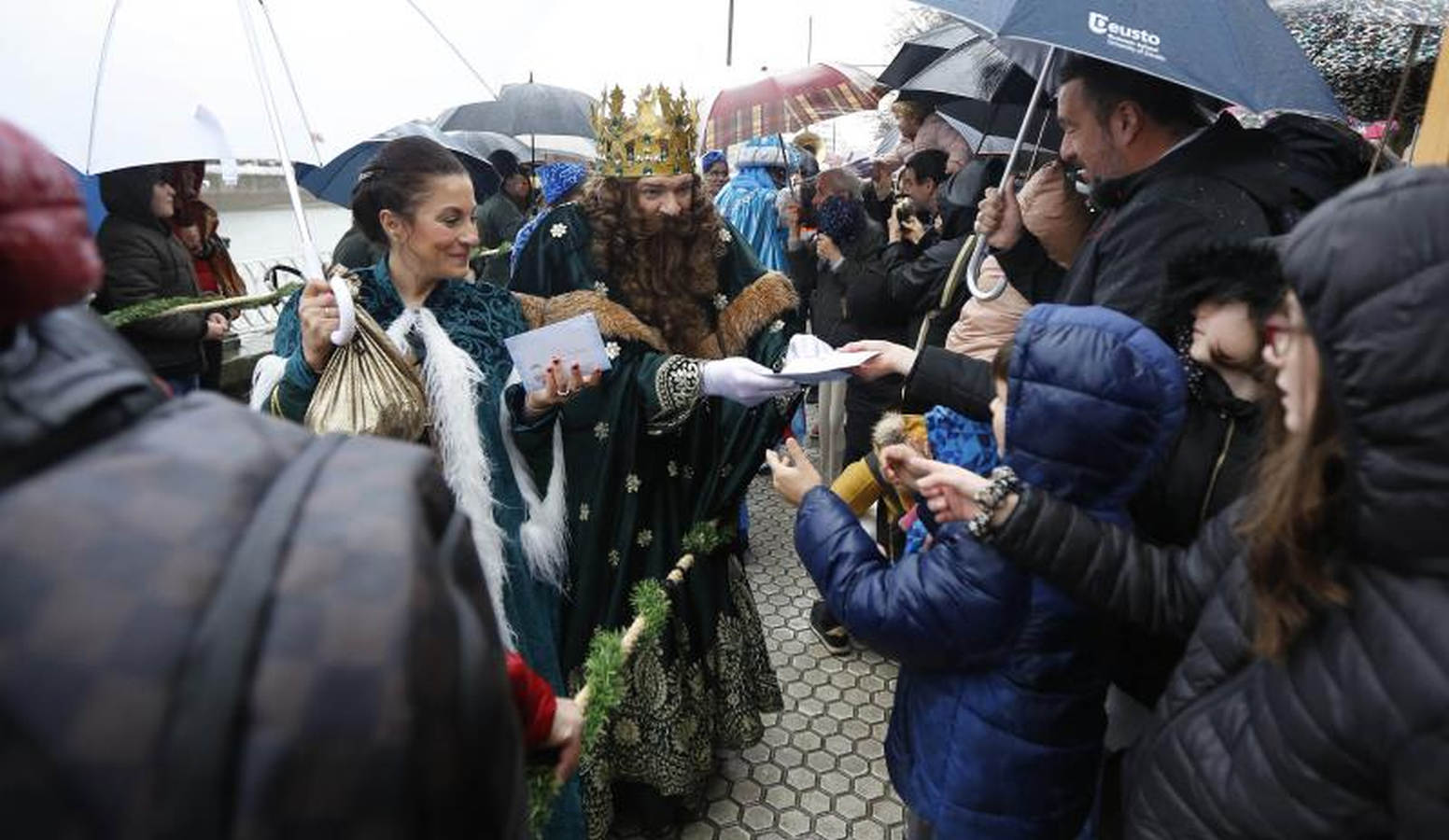 Los Reyes Magos han llegado este año por el río Urumea. Tras visitar el mercado navideño han iniciado una gira por los barrios, comenzando por Gros y sin dejarse el Hospital Donostia.