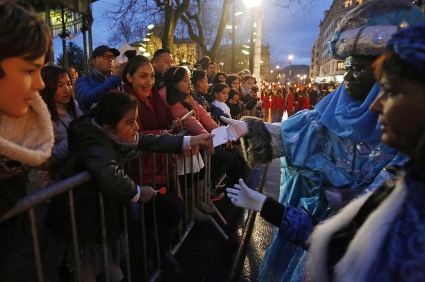 Las carrozas de los Reyes Magos han desfilado por las calles donostiarras repartiendo magia, ilusión y caramelos.