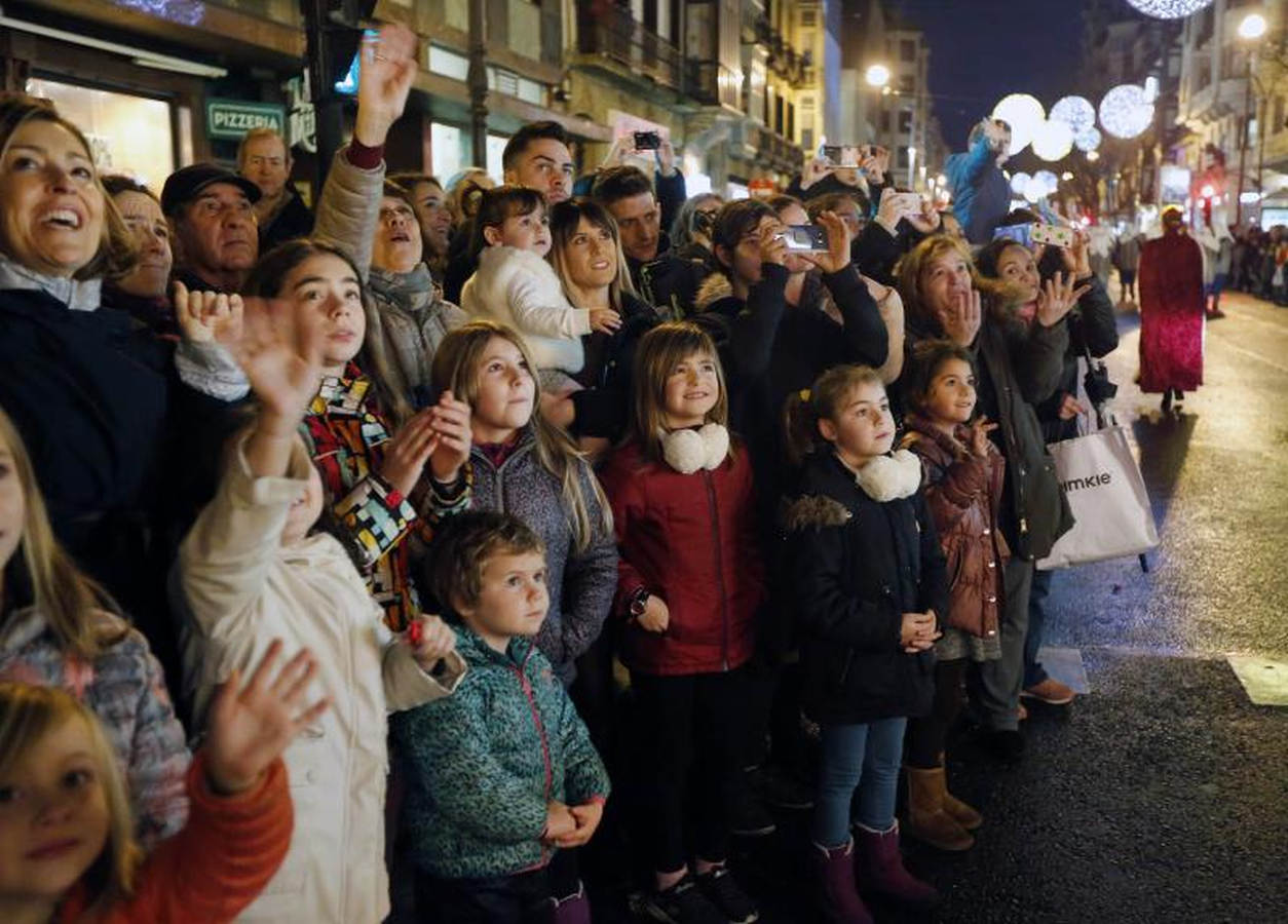 Las carrozas de los Reyes Magos han desfilado por las calles donostiarras repartiendo magia, ilusión y caramelos.