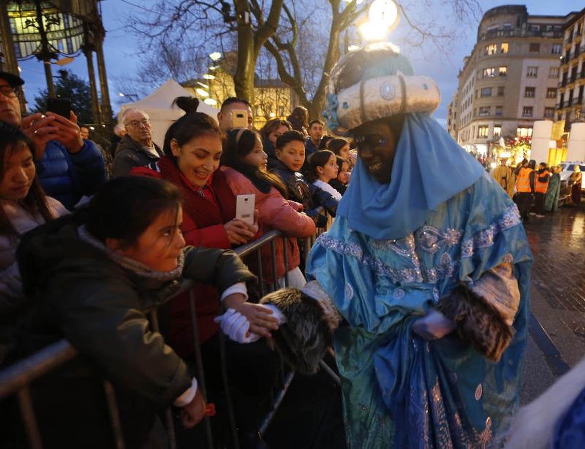Las carrozas de los Reyes Magos han desfilado por las calles donostiarras repartiendo magia, ilusión y caramelos.