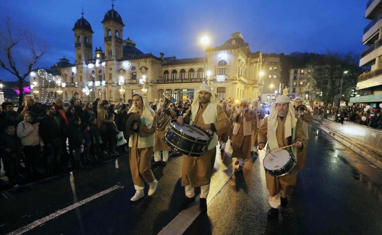Las carrozas de los Reyes Magos han desfilado por las calles donostiarras repartiendo magia, ilusión y caramelos.