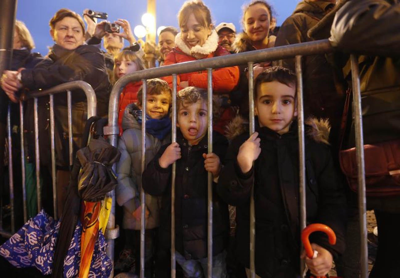 Las carrozas de los Reyes Magos han desfilado por las calles donostiarras repartiendo magia, ilusión y caramelos.