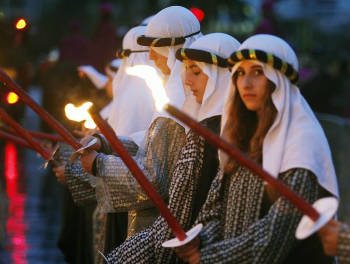 Las carrozas de los Reyes Magos han desfilado por las calles donostiarras repartiendo magia, ilusión y caramelos.
