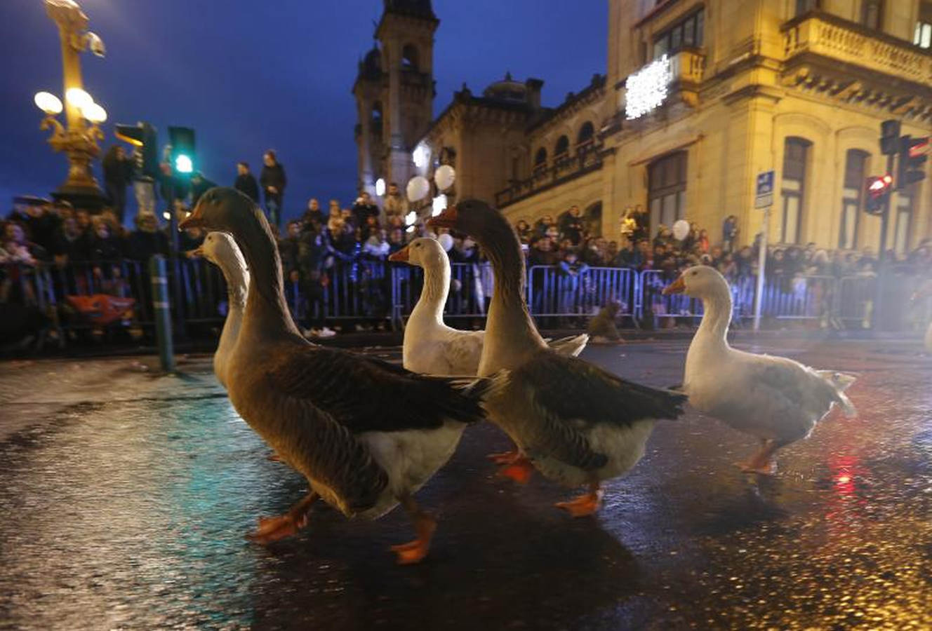 Las carrozas de los Reyes Magos han desfilado por las calles donostiarras repartiendo magia, ilusión y caramelos.