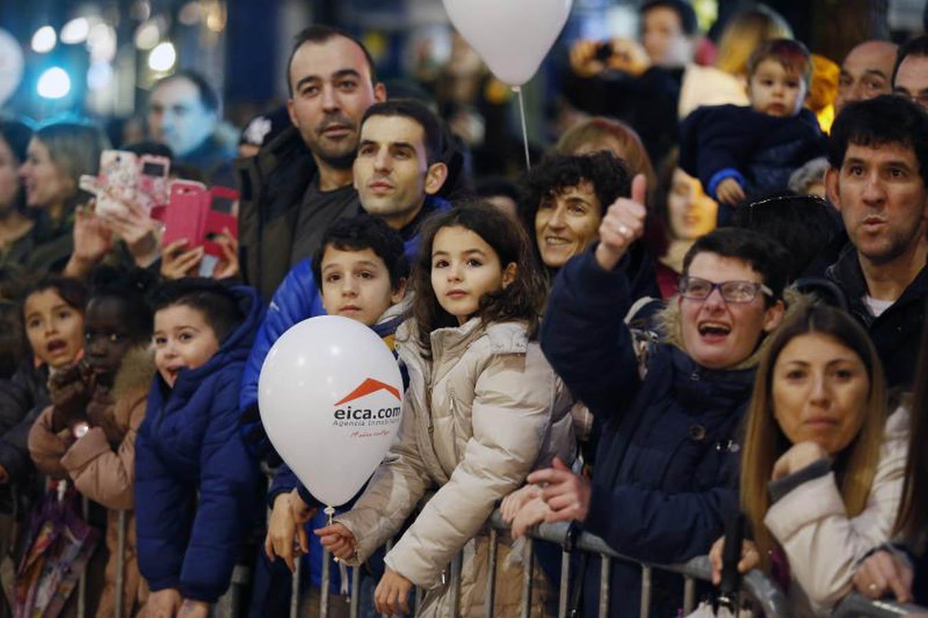 Las carrozas de los Reyes Magos han desfilado por las calles donostiarras repartiendo magia, ilusión y caramelos.
