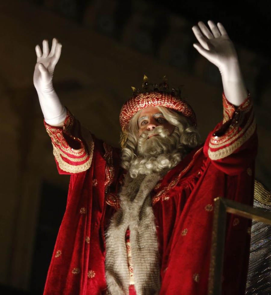 Las carrozas de los Reyes Magos han desfilado por las calles donostiarras repartiendo magia, ilusión y caramelos.