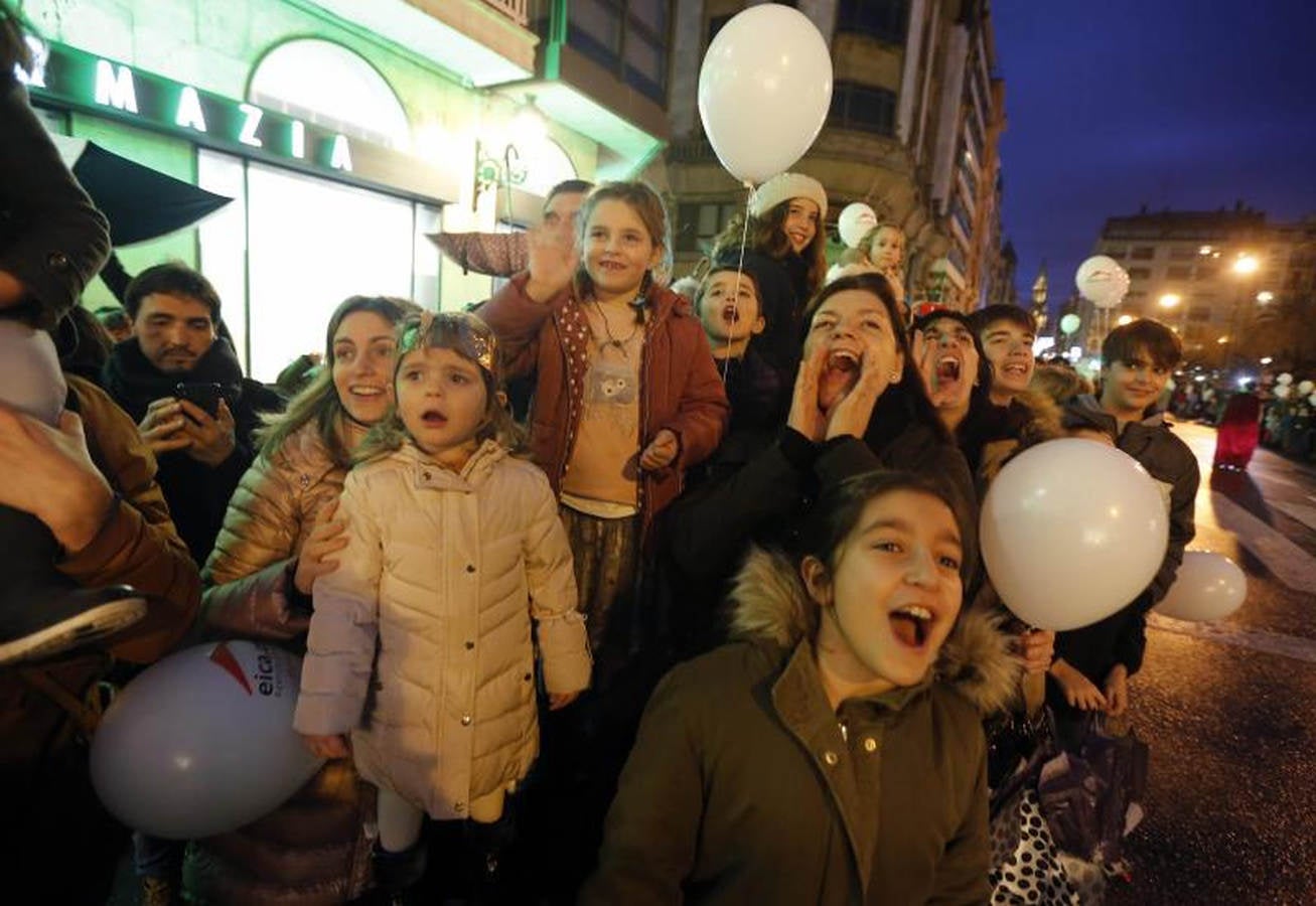 Las carrozas de los Reyes Magos han desfilado por las calles donostiarras repartiendo magia, ilusión y caramelos.