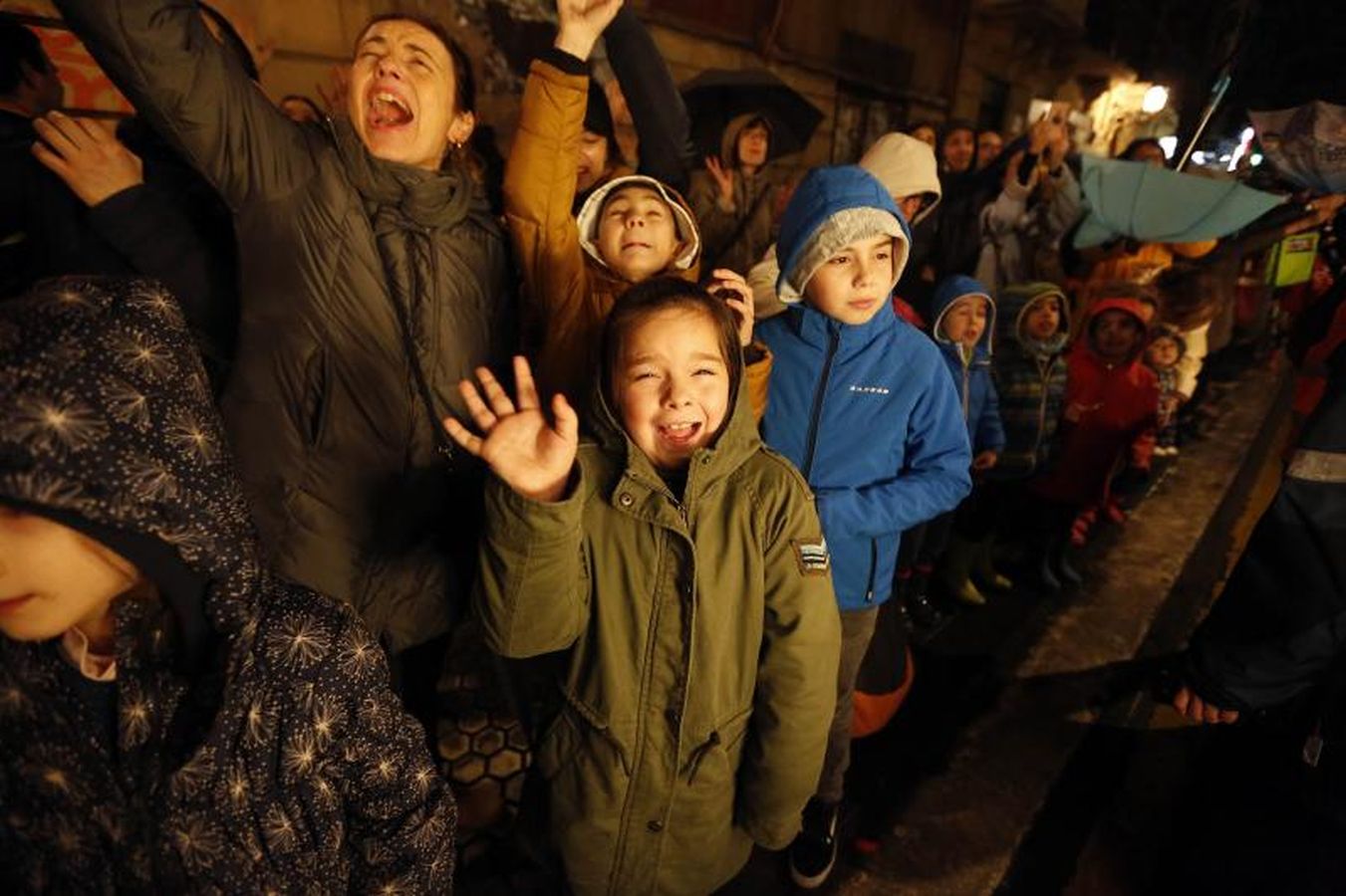 Las carrozas de los Reyes Magos han desfilado por las calles donostiarras repartiendo magia, ilusión y caramelos.