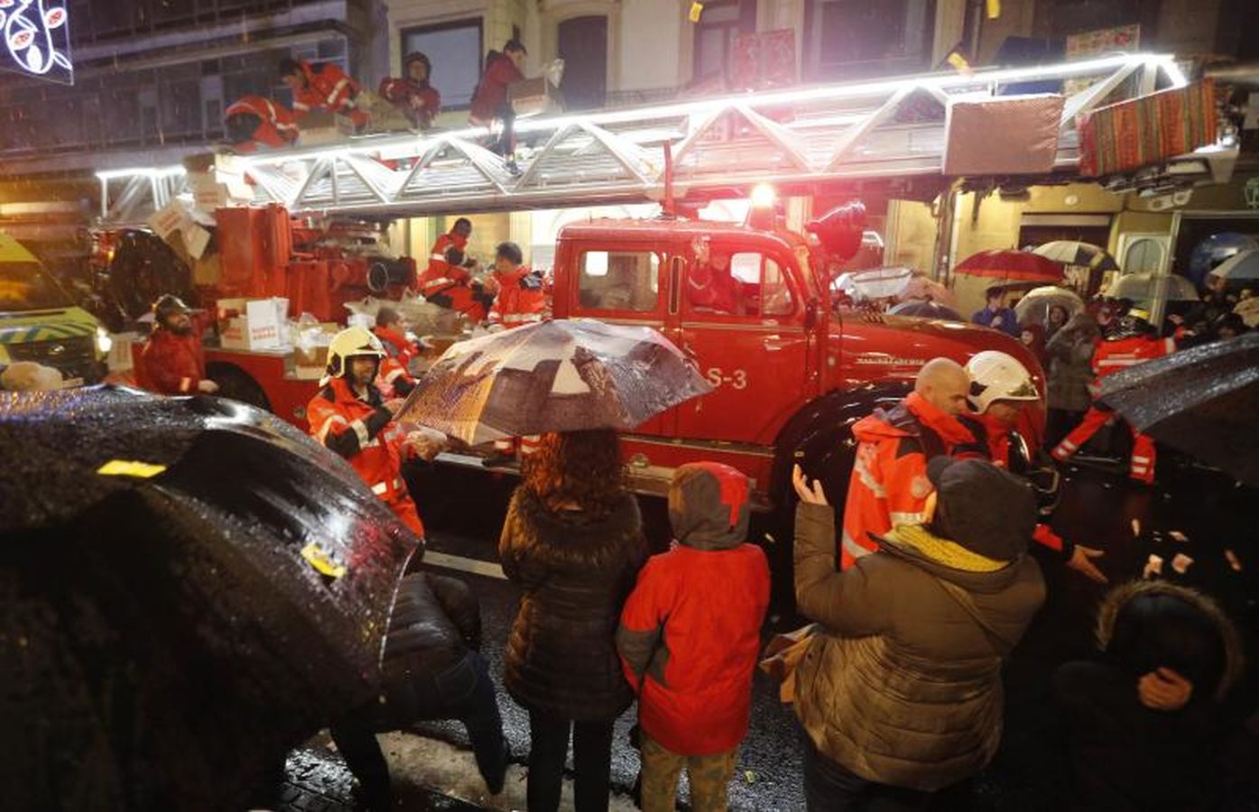 Las carrozas de los Reyes Magos han desfilado por las calles donostiarras repartiendo magia, ilusión y caramelos.