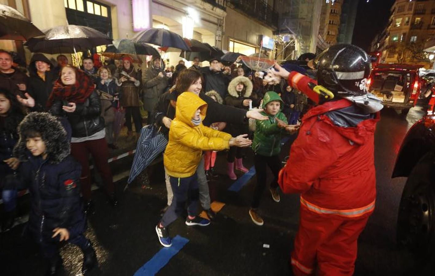 Las carrozas de los Reyes Magos han desfilado por las calles donostiarras repartiendo magia, ilusión y caramelos.