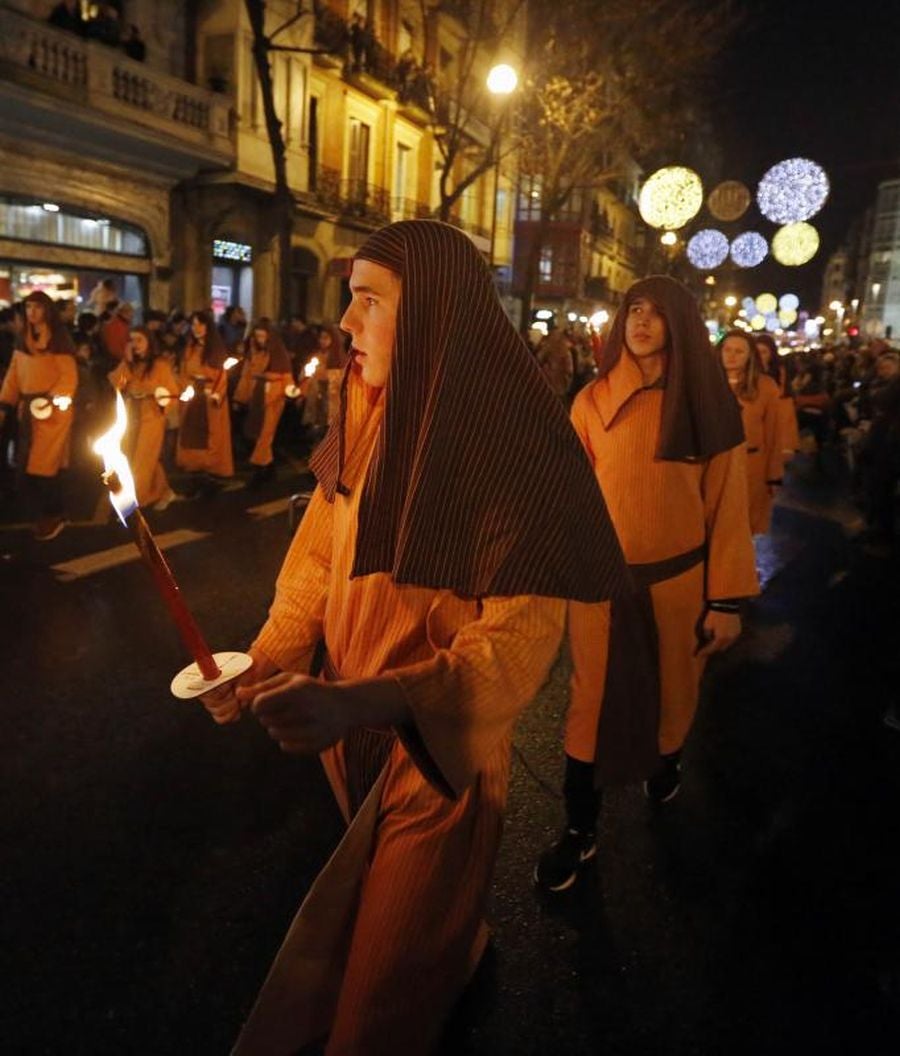 Las carrozas de los Reyes Magos han desfilado por las calles donostiarras repartiendo magia, ilusión y caramelos.