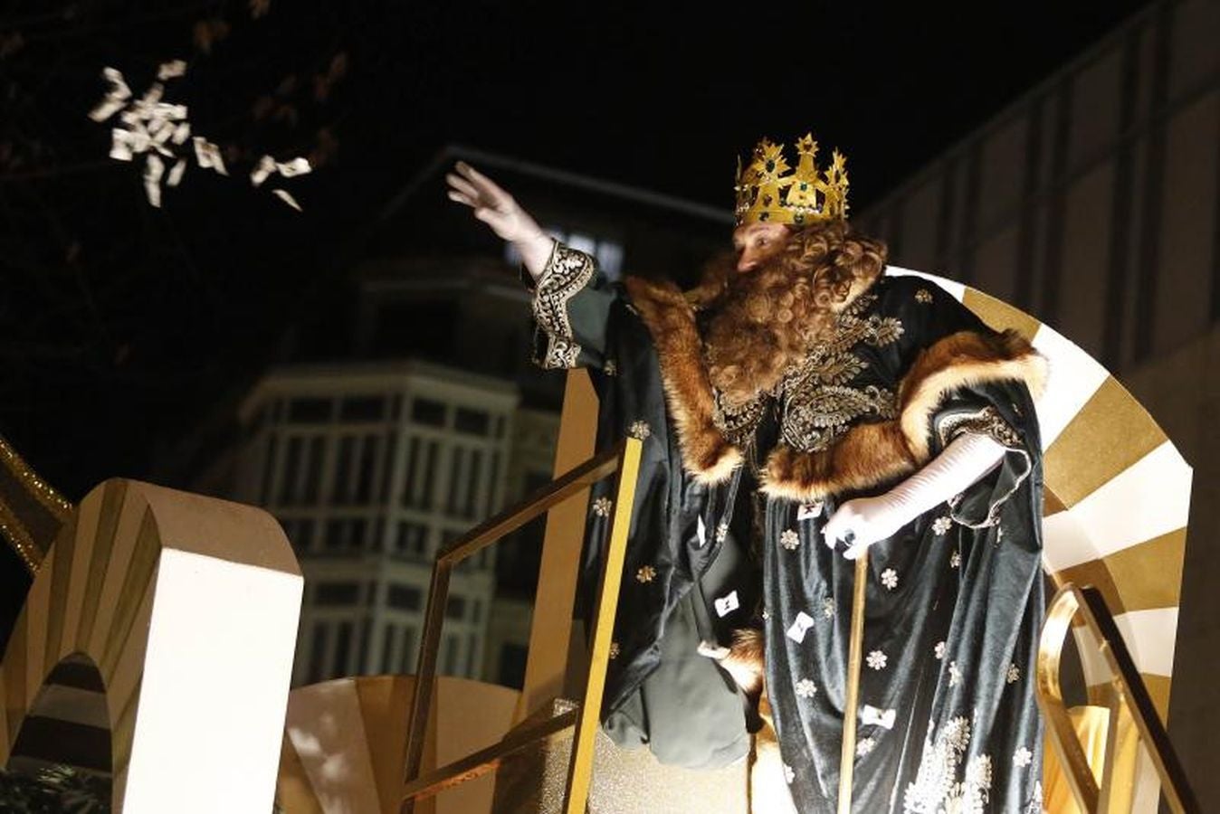 Las carrozas de los Reyes Magos han desfilado por las calles donostiarras repartiendo magia, ilusión y caramelos.