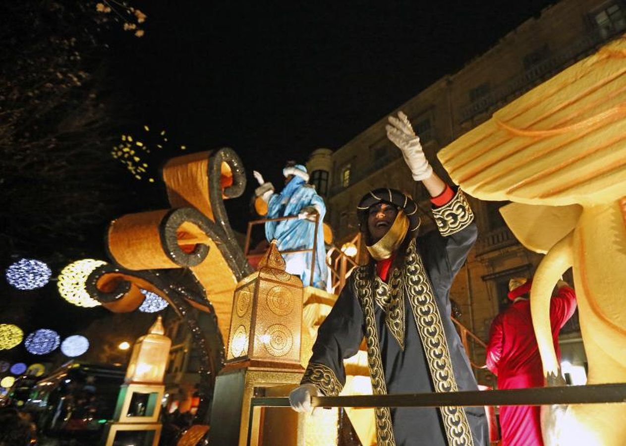 Las carrozas de los Reyes Magos han desfilado por las calles donostiarras repartiendo magia, ilusión y caramelos.