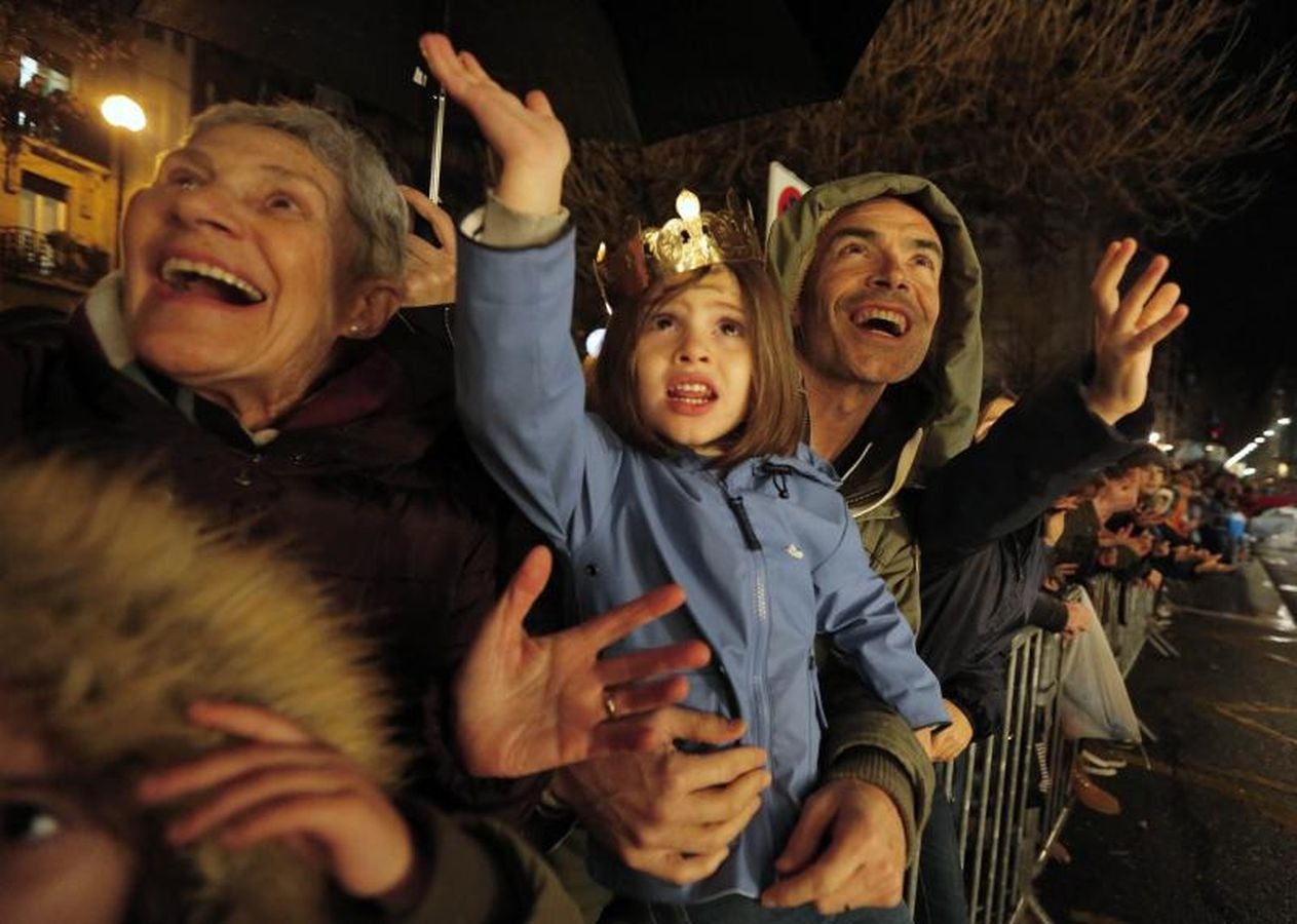 Las carrozas de los Reyes Magos han desfilado por las calles donostiarras repartiendo magia, ilusión y caramelos.