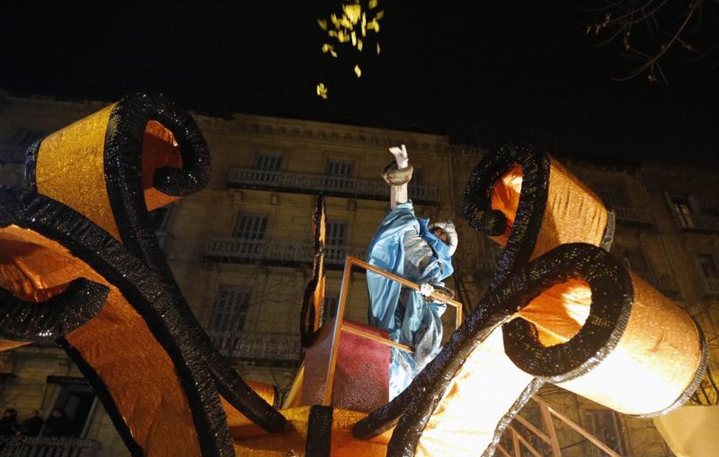 Las carrozas de los Reyes Magos han desfilado por las calles donostiarras repartiendo magia, ilusión y caramelos.