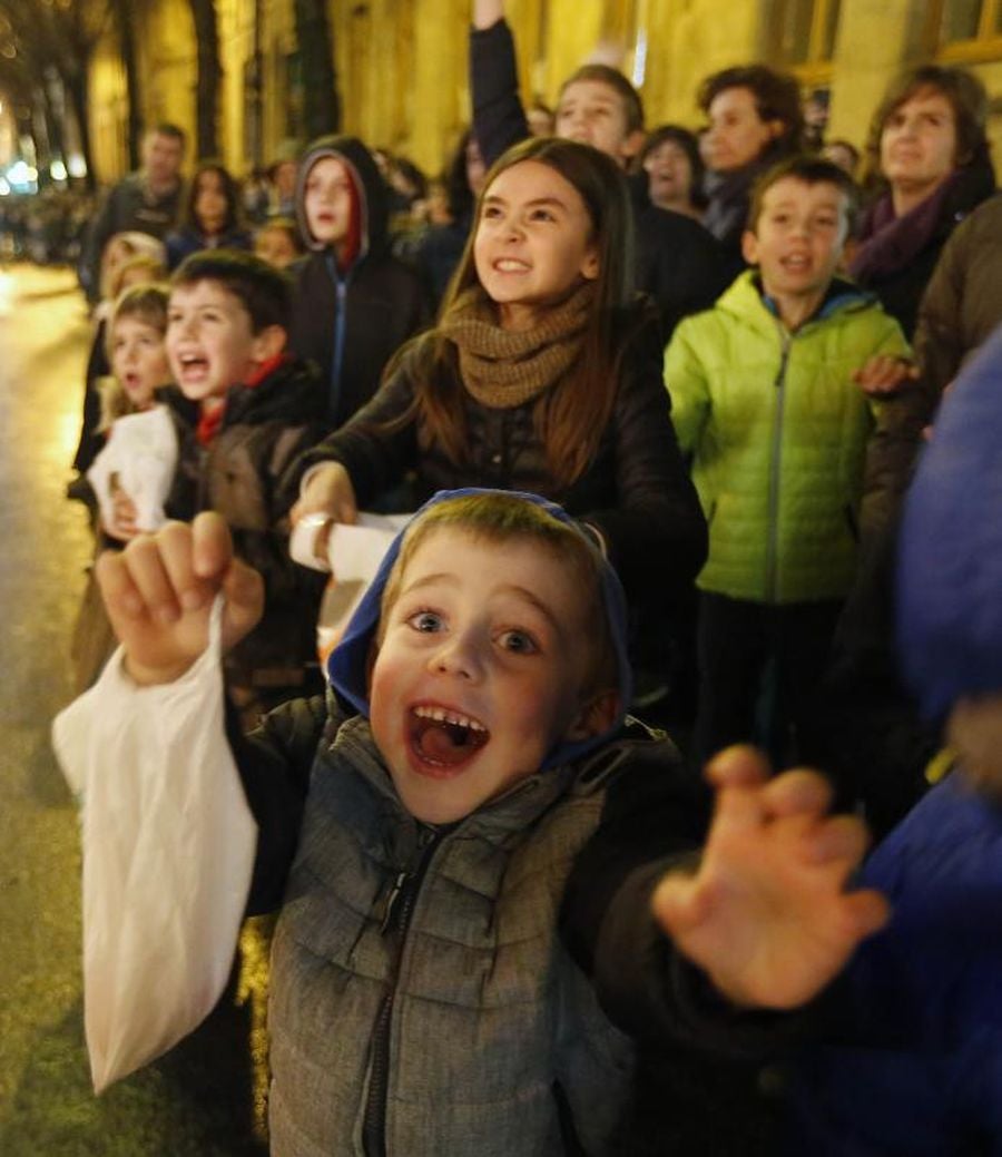 Las carrozas de los Reyes Magos han desfilado por las calles donostiarras repartiendo magia, ilusión y caramelos.