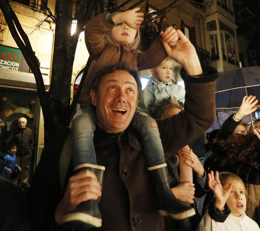 Las carrozas de los Reyes Magos han desfilado por las calles donostiarras repartiendo magia, ilusión y caramelos.