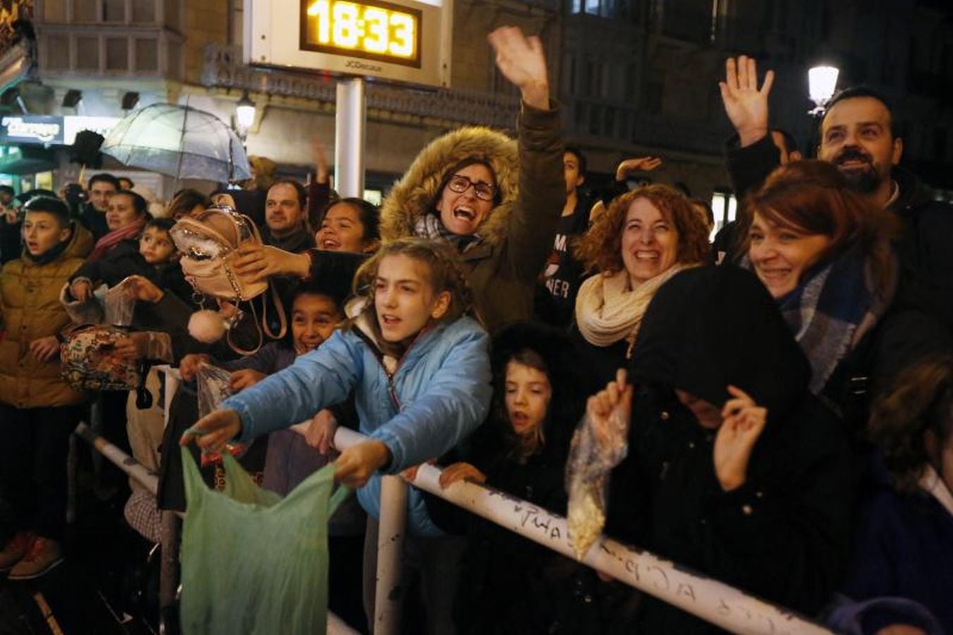 Las carrozas de los Reyes Magos han desfilado por las calles donostiarras repartiendo magia, ilusión y caramelos.