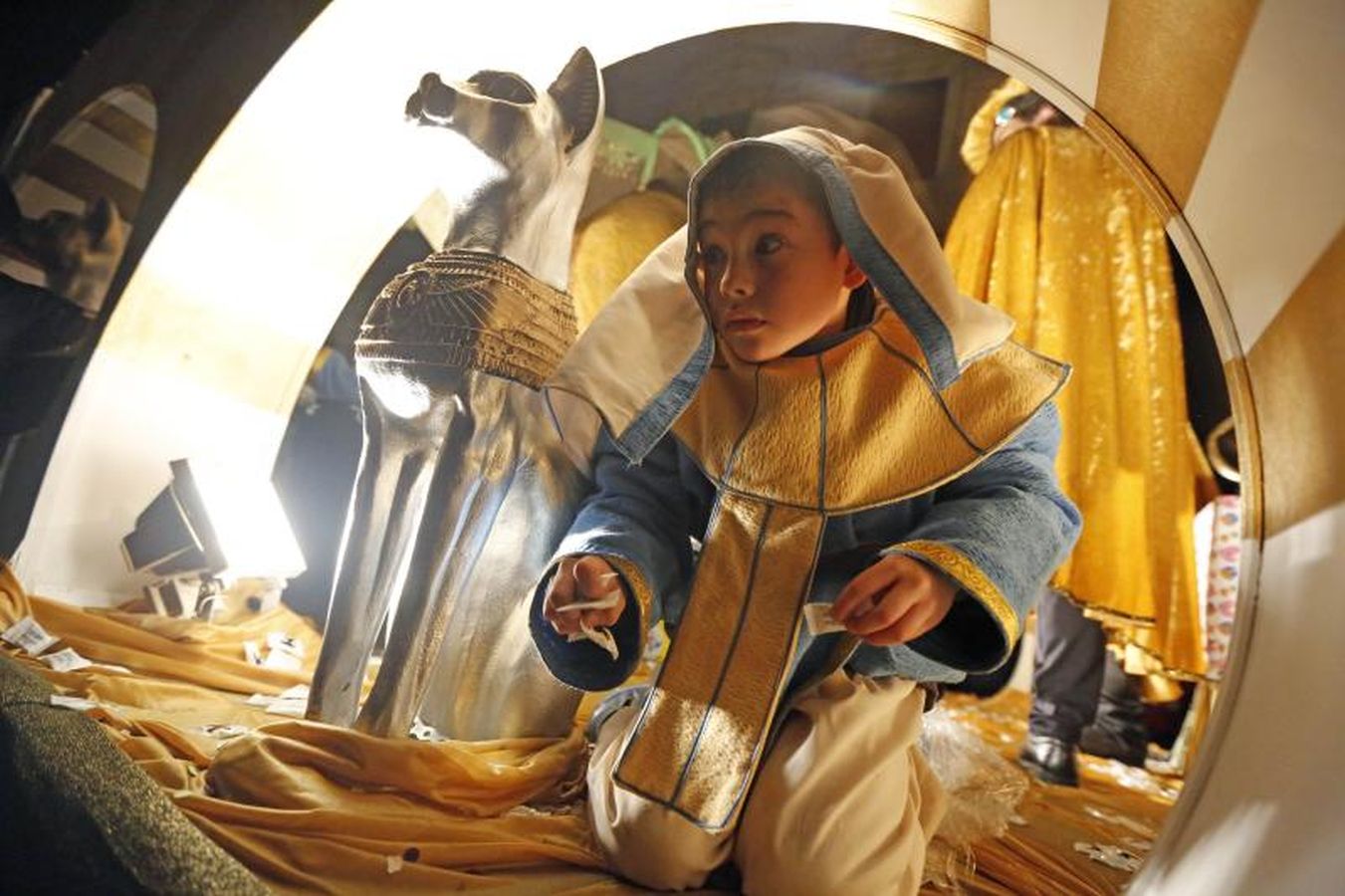 Las carrozas de los Reyes Magos han desfilado por las calles donostiarras repartiendo magia, ilusión y caramelos.