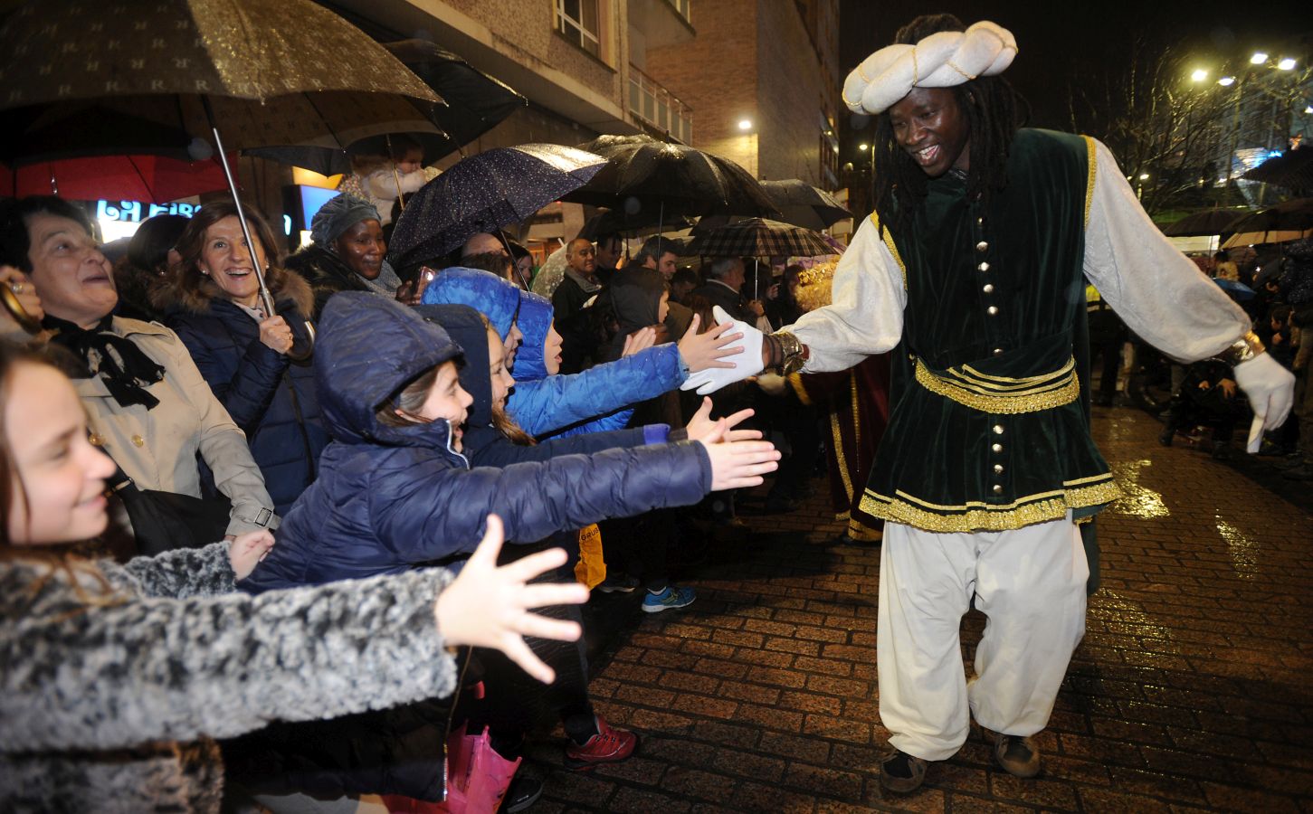 Niños y adultos han disfrutado con la llegada de Melchor, Gaspar y Baltasar