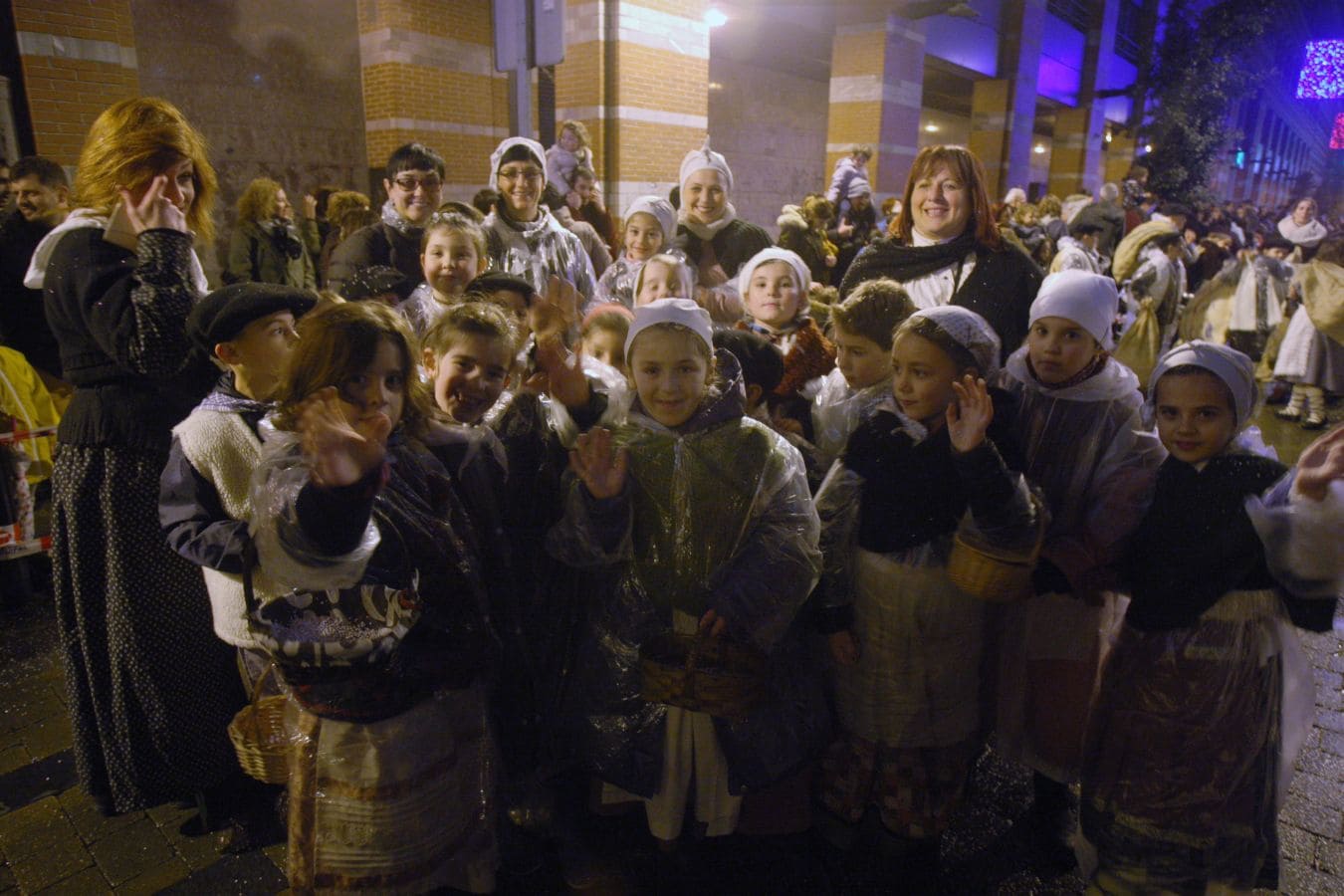 Melchor, Gaspar y Baltasar han recorrido las principales calles de la localidad, aclamados por los más pequeños