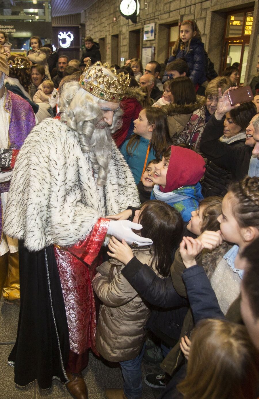 Numerosos niños han acudido a la estación de tren a recibir a sus Majestades