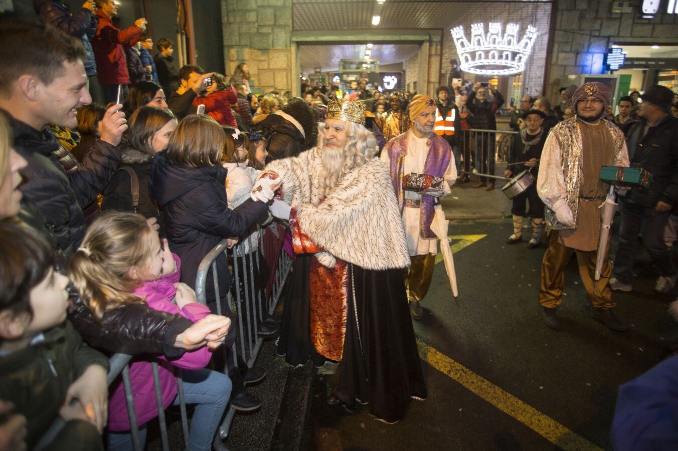 Numerosos niños han acudido a la estación de tren a recibir a sus Majestades