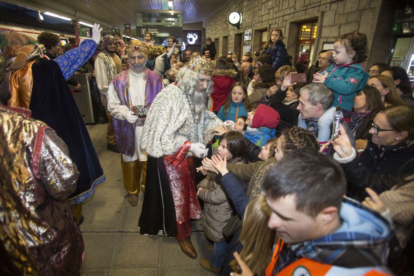 Numerosos niños han acudido a la estación de tren a recibir a sus Majestades