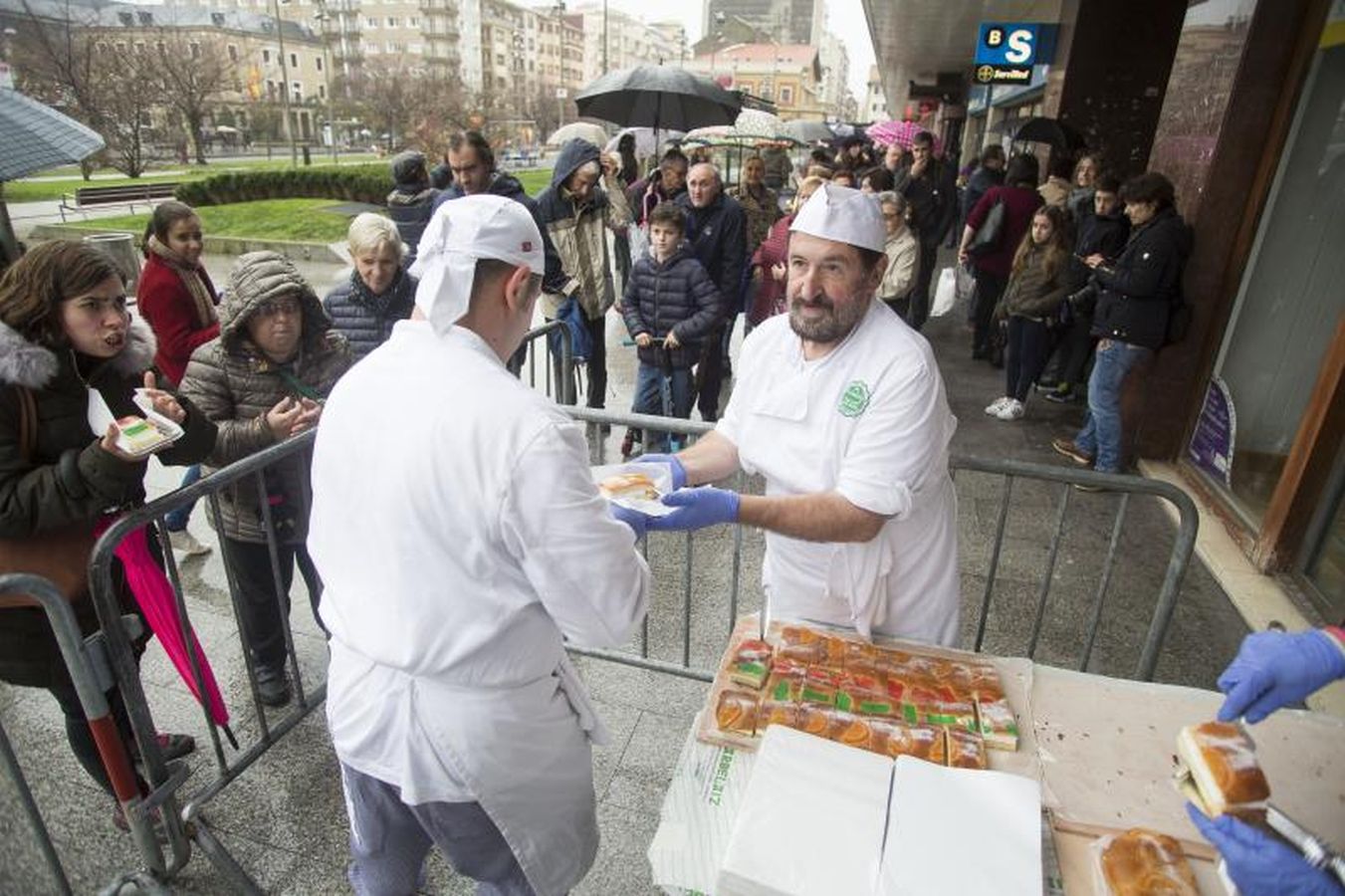 Se han repartido más de 2.000 raciones en los jardines de Luis Mariano de este tradicional postre de Navidad elaborado por el obrador Arbelaitz