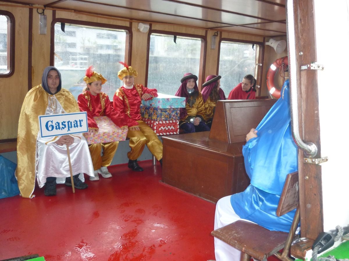 Melchor, Gaspar y Baltasar han repartido ilusión en su visita a Pasaia