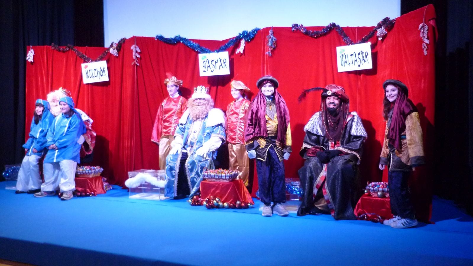 Melchor, Gaspar y Baltasar han repartido ilusión en su visita a Pasaia