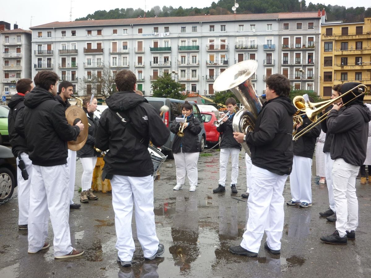 Melchor, Gaspar y Baltasar han repartido ilusión en su visita a Pasaia