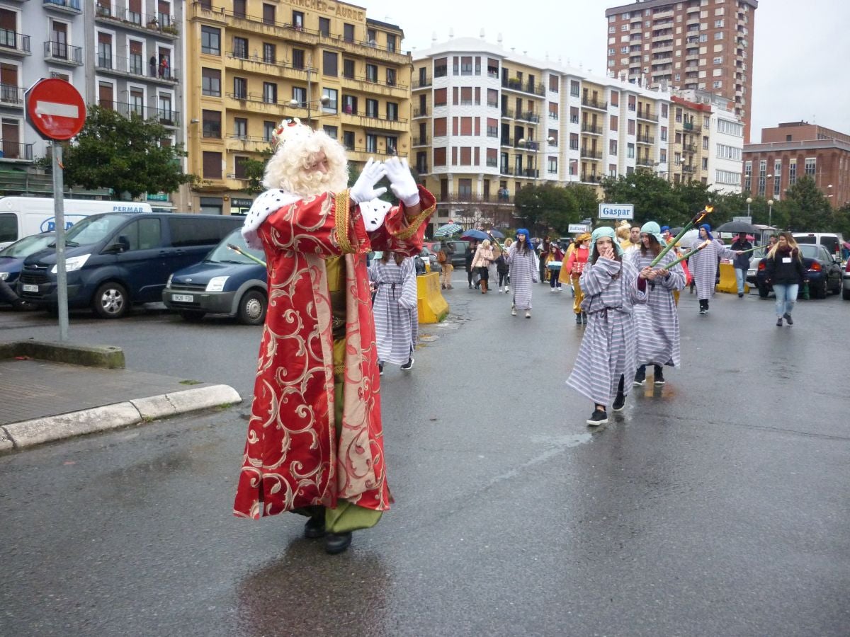 Melchor, Gaspar y Baltasar han repartido ilusión en su visita a Pasaia