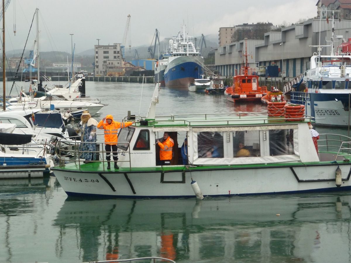 Melchor, Gaspar y Baltasar han repartido ilusión en su visita a Pasaia