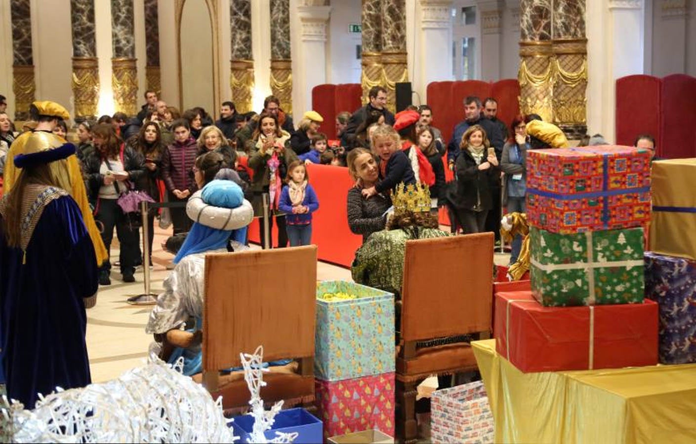 Sus Majestades de Oriente, acompañados de carteras, que se estrenan con la comitiva real, han recogido las misivas de los niños más rezagados